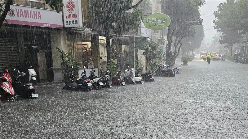 瞬時大雨造成街道淹水。（圖／網友匿名授權提供）