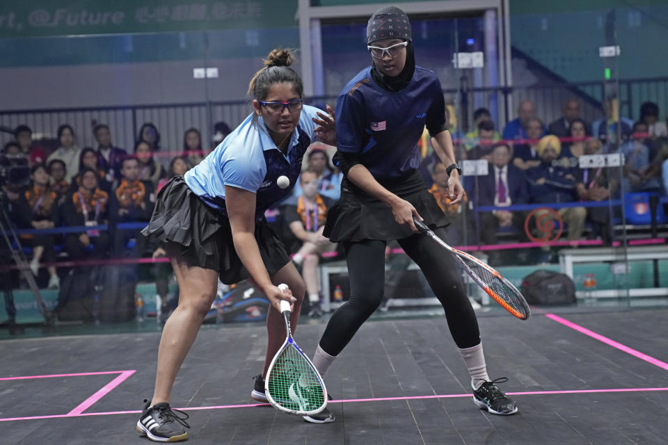 India's Dipika Pallikal Karthik, left, and Malaysia's Aifa Binti Azman compete in the mixed doubles squash final at the 19th Asian Games in Hangzhou, China, Thursday, Oct. 5, 2023. (AP Photo/Aijaz Rahi)