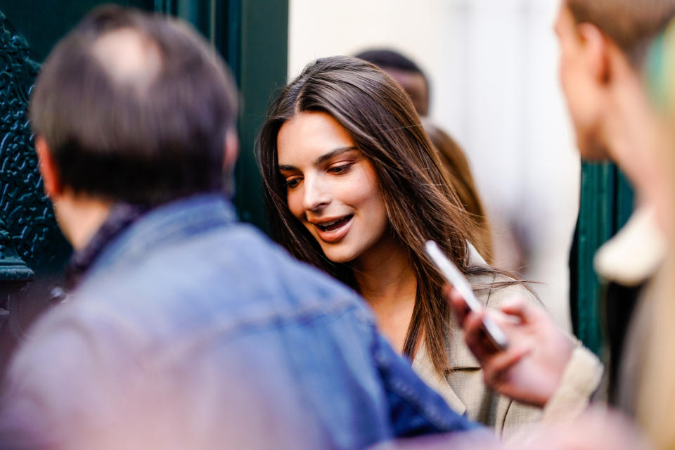 <p>Véritable fan du créateur Simon Porte Jacquemus, Emily Ratajkowski ne pouvait pas manquer ce grand rendez-vous. Crédit photo : Getty Images </p>