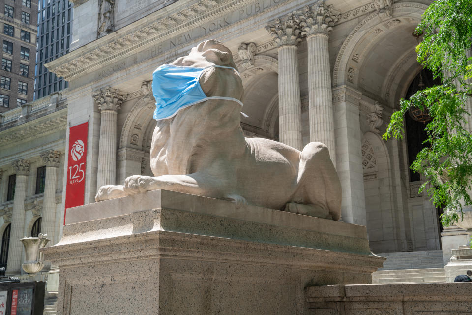 Patience and Fortitude, the marble lions at the New York Public Library wear face masks during the coronavirus pandemic. (Photo: Jonathan Blanc/NYPL)