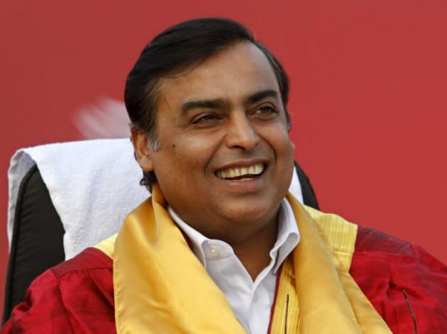 <p>27. Mukesh Ambani – Mukesh è il figlio maggiore del magnate Dhirubhai Ambani, fondatore del gruppo Reliance Commercial Corporation che in seguito ha cambiato nome nell’attuale Reliance Industries Limited. Nel 2002 alla morte del padre ereditò le sue sostanze insieme al fratello minore Anil e ha preso in mano il settore petrolifero, chimico e petrolchimico. Vale 26,3 miliardi di dollari. </p>