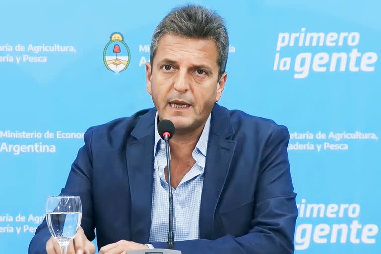 Al ministro de Economía lo llevaron a una mesa de dinero para que conozca de primera mano cómo funciona la cabeza de los traders: prepara dos anuncios para mañana y tendrá una foto rodeado de intendentes 