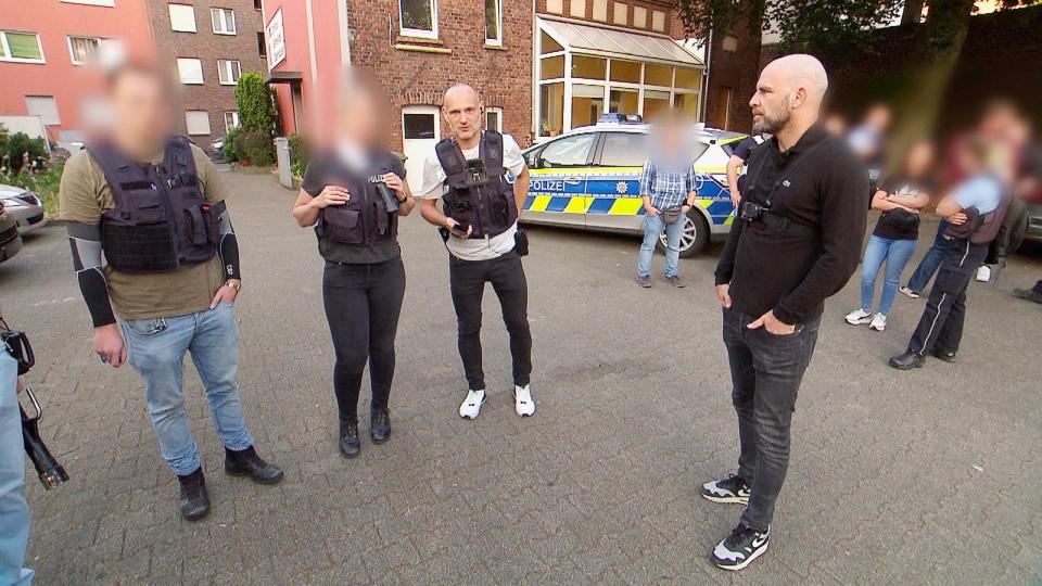 Investigativreporter Felix Hutt (rechts) holte sich Rat bei der Polizei Oberhausen. (Bild: RTL)