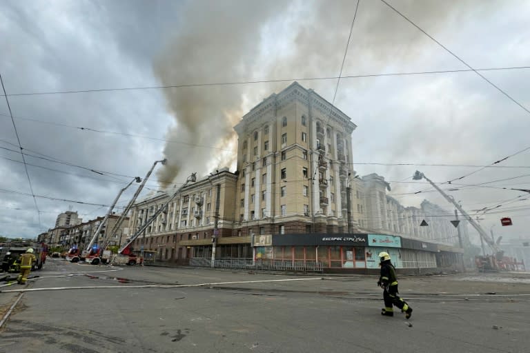 Les pompiers luttent contre les flammes dans un bâtiment touché par une frappe russe, le 19 avril 2024 à Dnipro, dans le centre-est de l'Ukraine (STRINGER)