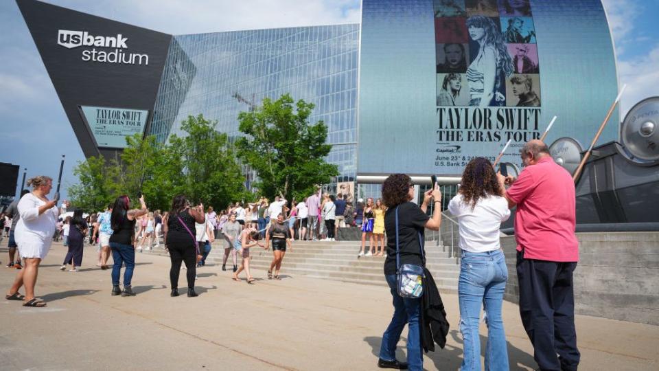 taylor swift eras tour fans, minneapolis concert