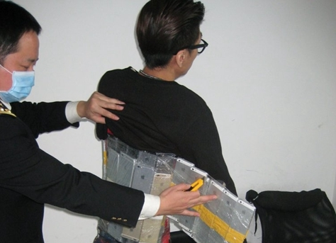 Chinese smuggler gets busted with an insane 94 iPhone 6’s strapped to his body
