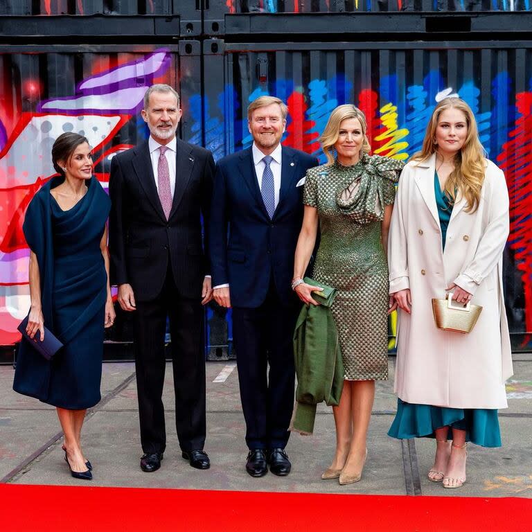 Para la última actividad de la visita real, la reina Máxima se lució con un vestido verde con un vistoso moño en el hombro (Foto: Instagram @koninklijkhuis)