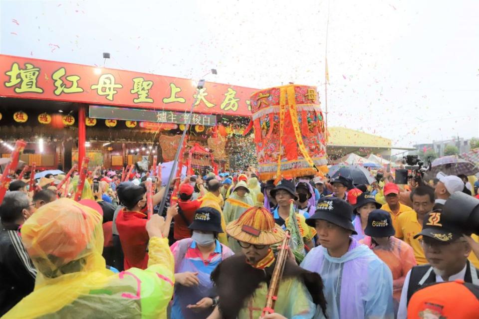 國家重要民俗雲林六房媽過爐遶境，雖雨勢磅礡，遶境隊伍仍綿延數公里。（記者陳正芬攝）