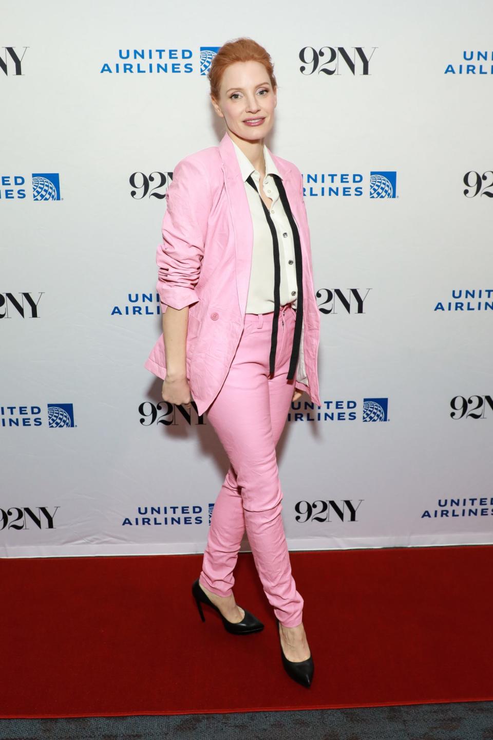 <p>La actriz llegó a un evento, en Nueva York, con este conjunto rosado de pantalón y chaqueta, que complementó con una camisa blanca y zapatos negros de punta. </p>