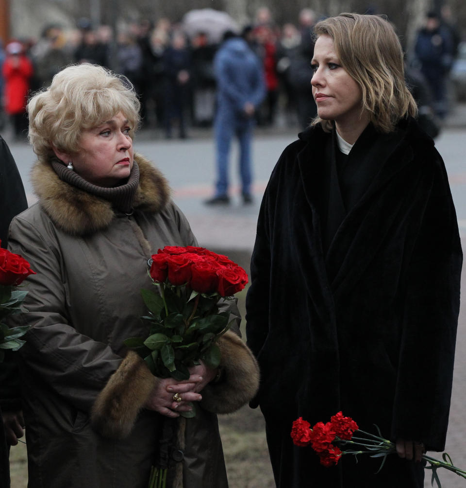 Die prominente russische TV-Moderatorin und frühere Präsidentschaftskandidatin Xenia Sobtschak (r.) mit ihrer Mutter. (Bild: Getty Images)