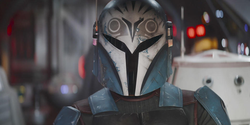 (L-R): Bo-Katan Kryze (Katee Sackhoff) and R5-D4 in Lucasfilm's THE MANDALORIAN