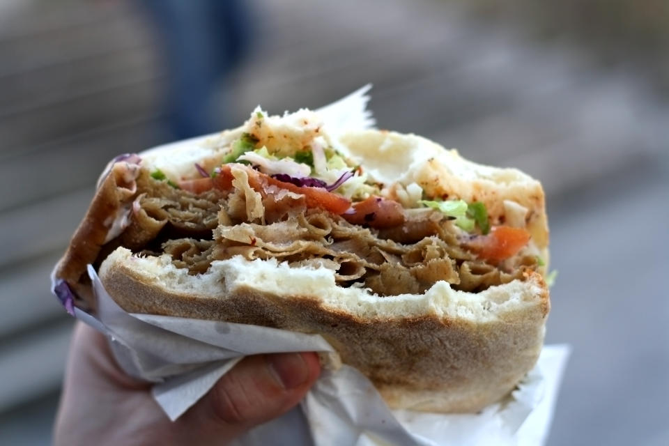 Kebab y otras comidas étnicas, además de otros negocios como los dedicados a los accesorios de telefonía y las lavanderías, serán 'expulsados' del centro histórico. (Foto: Getty Images)