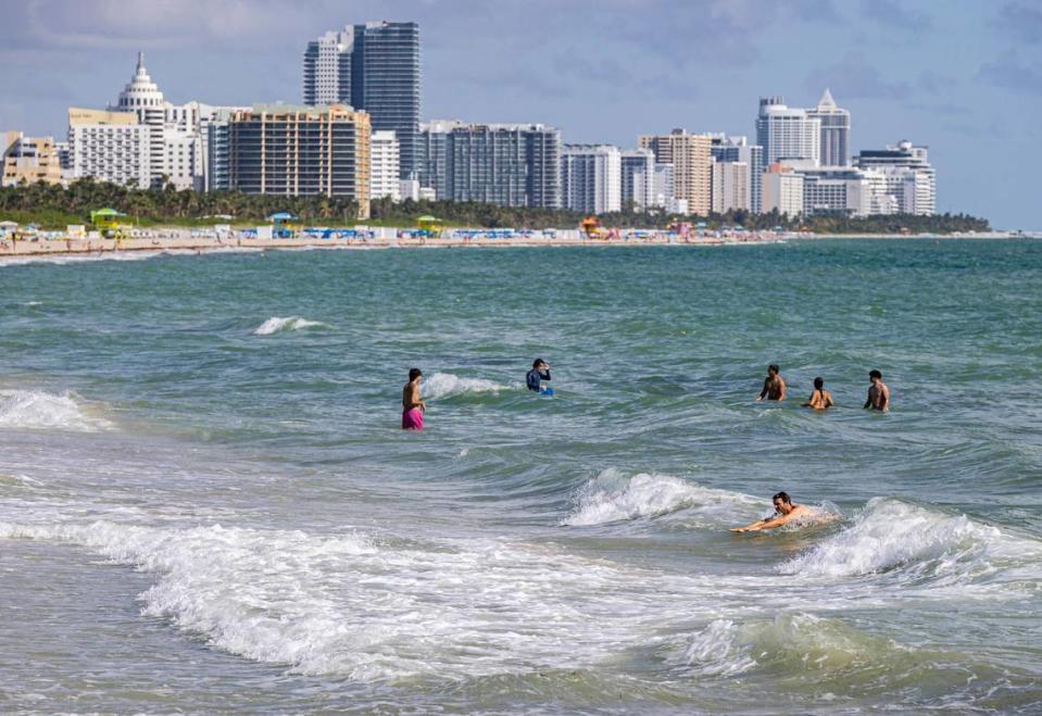 La gente se baña en South Pointe Beach, el miércoles 12 de octubre de 2022, en Miami Beach, Florida.