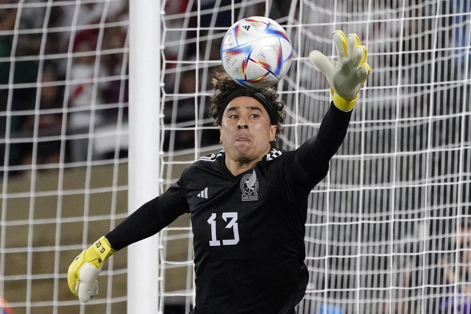 El arquero mexicano Guillermo Ochoa ataja un empate en el partido amistoso ante Perú, el 24 de septiembre de 2022, en Pasadena, California (AP Foto/Mark J. Terrill)