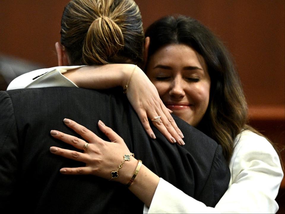 Camille Vasquez y Johnny Depp se abrazan en la sala del tribunal (BRENDAN SMIALOWSKI/POOL/AFP vía Getty Images)
