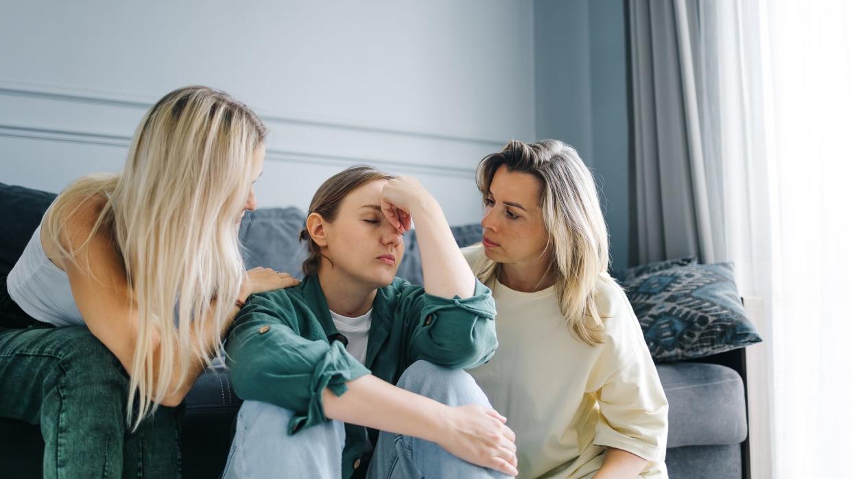 Amigas ayudando a una persona agobiada