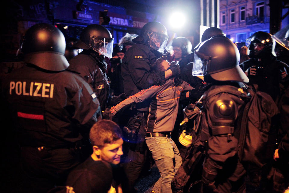 <p>German anti-riot police clash with protesters at Hamburg’s Schanzenviertel, night before the beginning of G20, on July 6, 2017 in Hamburg, Germany. (Photo: Simon Becker/Le Pictorium/Barcroft Images/Getty Images) </p>