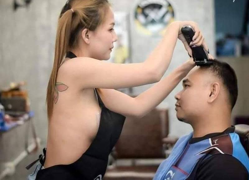 讓上空理髮師剪髮的男客露出淡定又興奮的表情，也被網友消遣。（翻攝爆廢公社二館臉書）