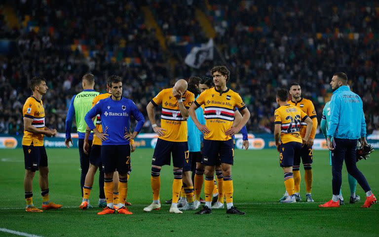 La tristeza de los futbolistas de Sampdoria, apesadumbrados por la consumación del descenso tras el partido del último fin de semana, ante Udinese