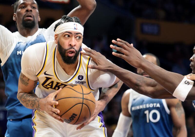 Los Angeles, California March 10, 2024-Lakers Anthony Davis drives to the basket.