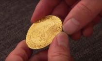Eine äußerst seltene 10-Dukaten-Münze von König Ferdinand III. aus dem Jahre 1648 versetzte Experten und Händler in Goldfieber. Um das Risiko (und den späteren Erlös in einem Auktionshaus) zu teilen, legten Daniel Meyer und Fabian Kahl gemeinsam 25.000 Euro auf den Tisch. (Bild: ZDF)