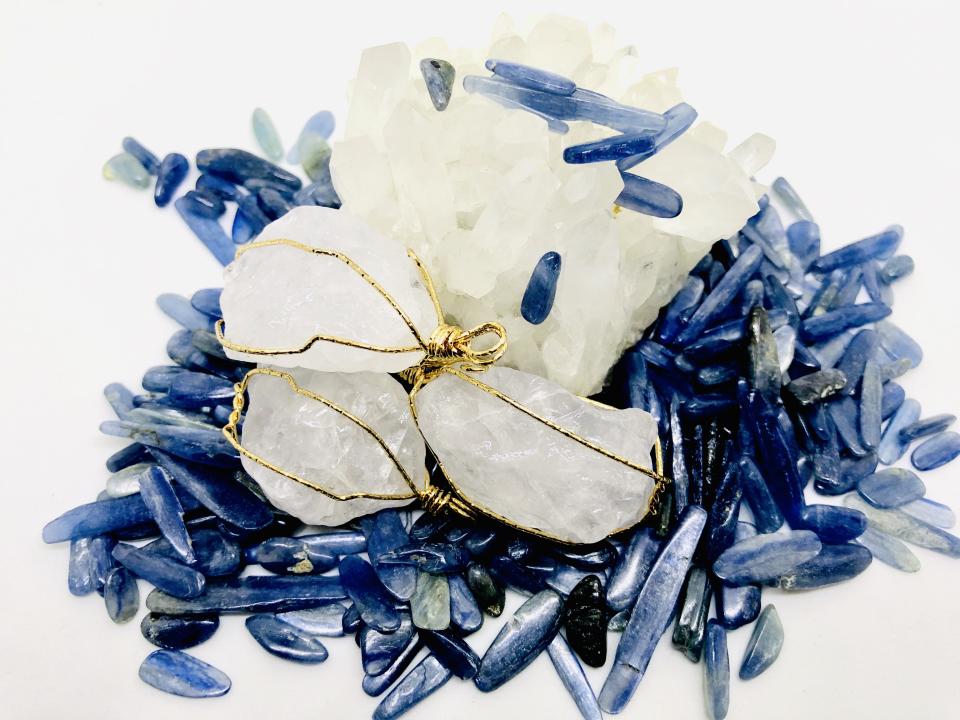 Blue kyanite and clear quartz crystals are trusted to be detox crystals