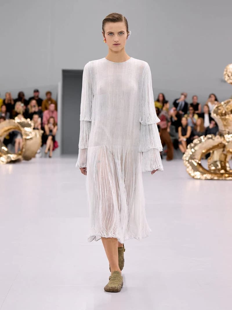 Loewe 也同樣在2024春夏女裝系列中展示了新款穆勒鞋 Source: Loewe