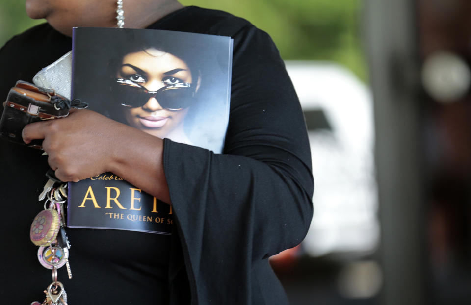 A mourner holds a program from Aretha Franklin's funeral at Detroit's Greater Grace Temple on Aug. 31, 2018. (Photo: JEFF KOWALSKY/AFP via Getty Images)