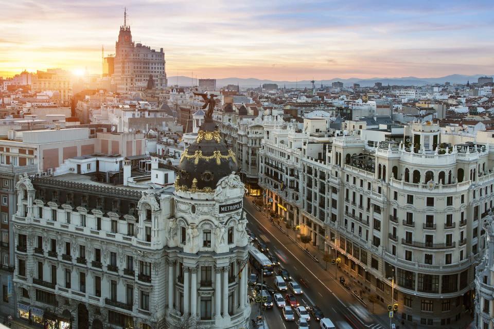 <p>Madrid, alegre y despierta a todas horas, es famosa por ser una ciudad abierta en la que se mezcla gente de todo tipo y de cualquier lugar. Además de sus conocidos museos, sus animadas avenidas con todo tipo de tiendas, sus restaurantes de cocinas del mundo o su vida nocturna incomparable, Madrid sorprende con tranquilos rincones históricos llenos de encanto por los que pasear, como el Madrid de los Austrias, con centenarias tabernas castizas de tradición familiar en las que los amigos se encuentran para tomar algo, con barrios de todos los estilos y con centros culturales alternativos a los circuitos más turísticos. Madrid tiene una autenticidad difícil de igualar. Es hospitalaria y diversa. Madrid es, sin duda, una de las ciudades más interesantes de Europa.</p><p><a href="https://www.esquire.com/es/donde-comer-beber/g35214468/restaurantes-moda-madrid/" rel="nofollow noopener" target="_blank" data-ylk="slk:Los restaurantes de moda en Madrid que debes probar" class="link "><strong><em>Los restaurantes de moda en Madrid que debes probar</em></strong></a></p>