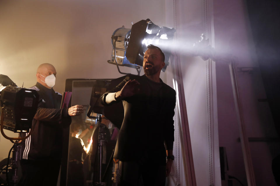 El diseñador francés Julien Fournie da instrucciones durante una filmación para la presentación digital de su colección primavera-verano 2021 en la Semana de la Moda de París, el jueves 7 de enero del 2021 en la capital francesa. (AP Foto/Francois Mori)