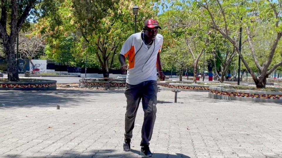 Un intenso tiroteo cerca del Palacio Nacional en Puerto Príncipe, Haití, el 1 de abril de 2024 hizo que los haitianos que estaban al otro lado de la calle, en la plaza pública Champ-de-Mars, huyeran en busca de refugio. Grupos armados lanzaron una nueva ola  de ataques en varias zonas de la capital.