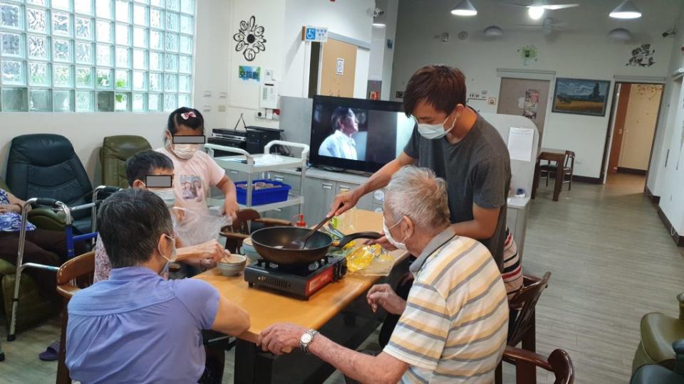 團體家屋長輩像家人般一起生活用餐。 （社會局提供）