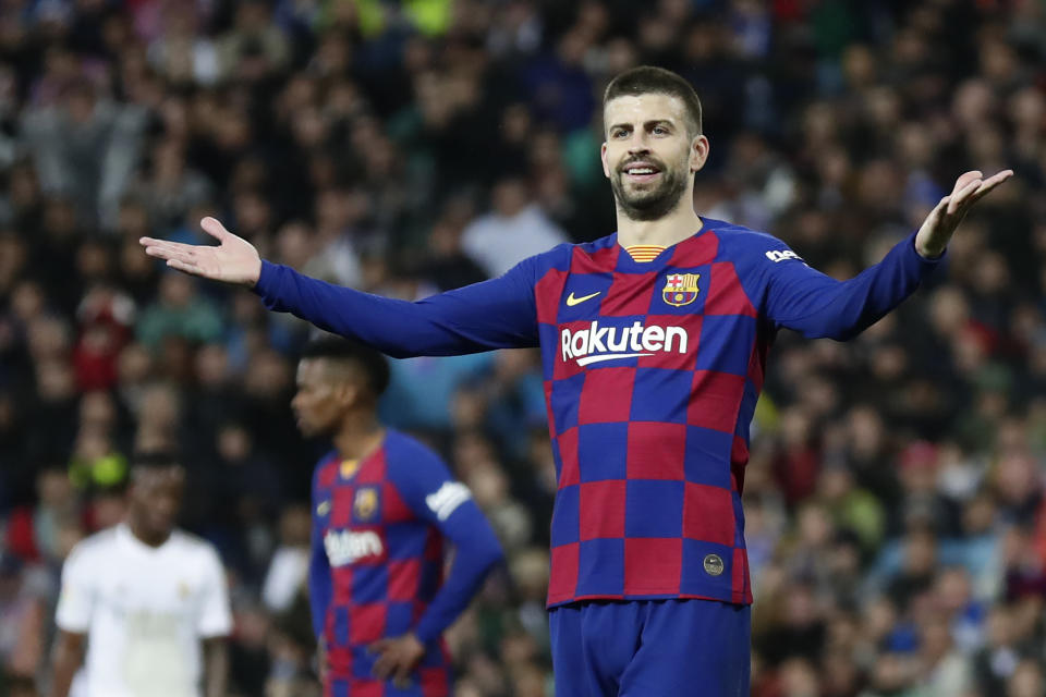 Gerard Piqué, del Barcelona, hace un gesto durante un partido de La Liga ane el Real Madrid, el domingo 1 de marzo de 2020 (AP Foto/Manu Fernández)