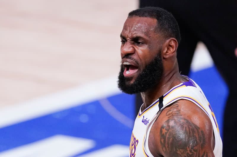 ▲湖人球星LeBron James遭「表弟」DeMarcus Cousins擊中頭部，後者被驅逐出場。（圖／美聯社／達志影像）