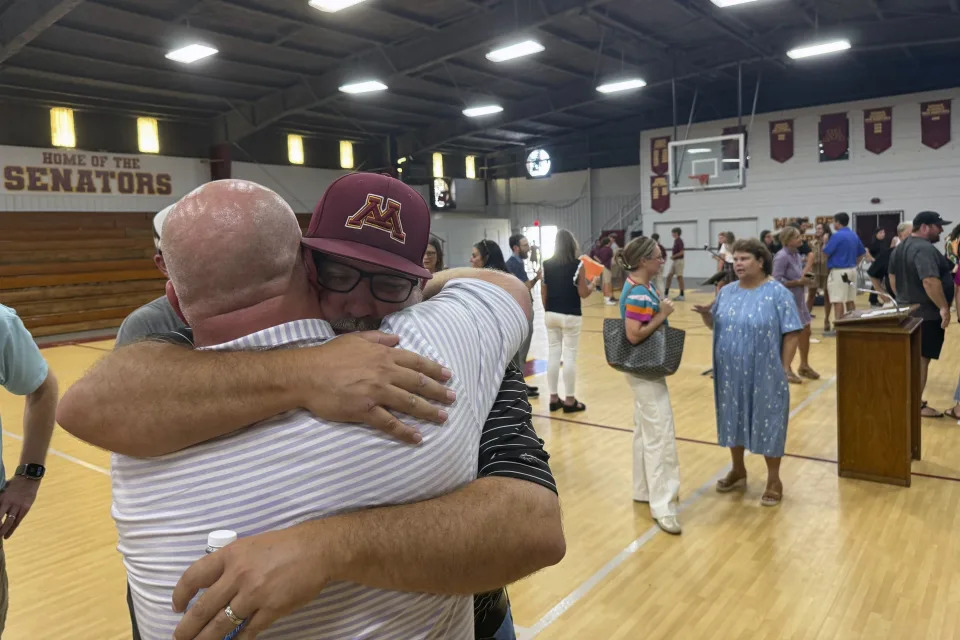 Caden Tellier'in babası Jamie Tellier, 26 Ağustos 2024 Pazartesi günü Alabama, Selma'da Tellier'in oğlu için düzenlenen anma töreninden sonra bir öğrenciye sarılıyor. (AP Fotoğrafı/Safiyah Riddle)