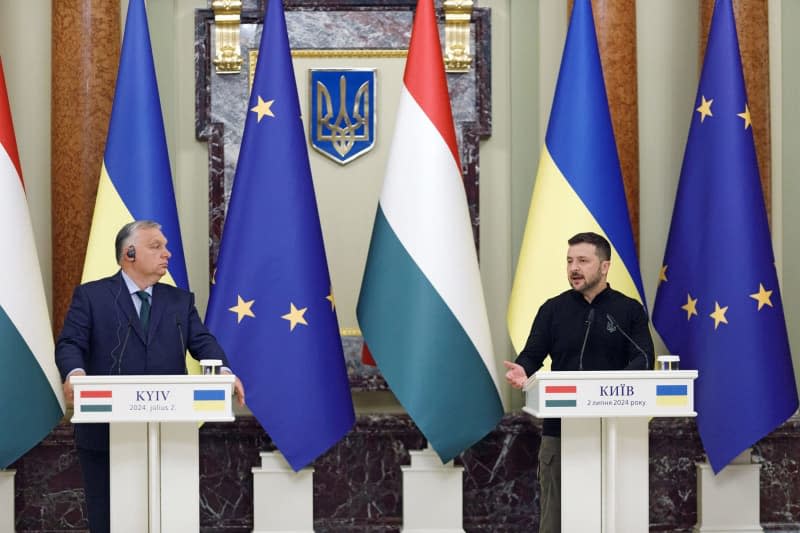 Ukrainian President Volodymyr Zelenskyy (R) and Hungarian Prime Minister Viktor Orban hold a joint press conference in Kiev. -/Ukrinform/dpa