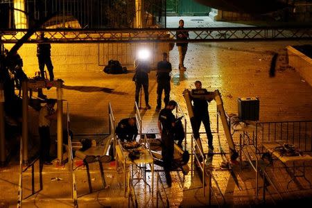 Fuerzas de seguridad de Israel remueven detectores d metales instalados en una entrada de un sitio sagrado en la Ciudad Vieja de Jerusalén, Julio 25, 2017. REUTERS/Ammar Awad