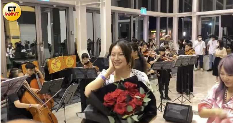 男友當時成功求婚後，收下大束玫瑰花的李妍瑾非常開心。（圖／讀者提供）