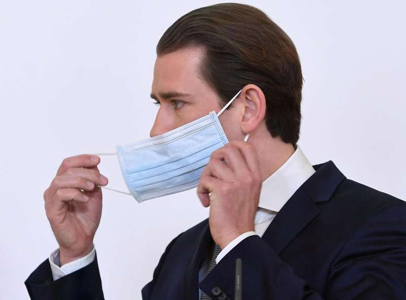 新冠肺炎疫情肆虐，奧地利規定全民在公共場所必須戴口罩，總理庫爾茲也不例外（AP）