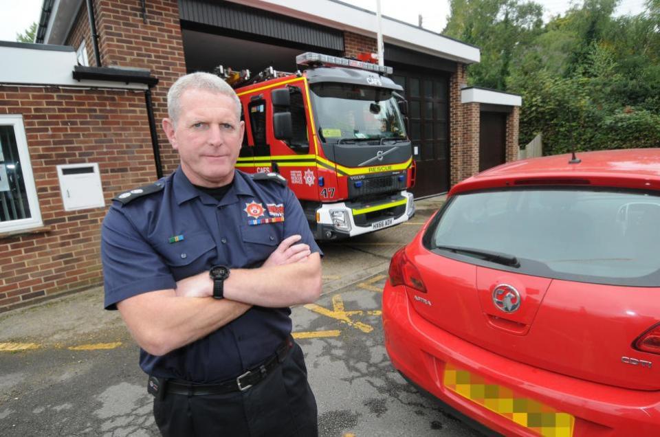 Bournemouth Echo: el gerente de la estación del Servicio de Bomberos de Hampshire, Pete White, fuera de la estación de bomberos de Fordingbridge