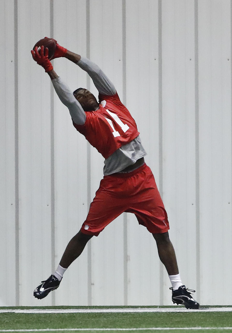 El wide receiver de los Falcons de Atlanta Julio Jones (11) realiza una atrapada en una práctica el jueves, 19 de enero del 2017. (AP Foto/John Bazemore)