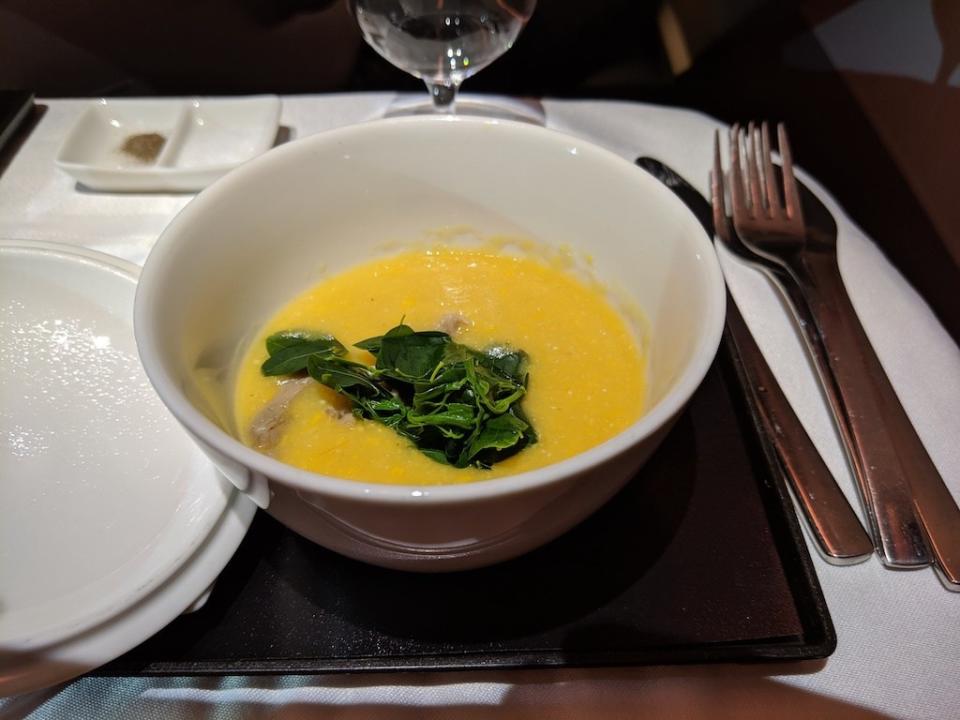 我選的是＂Corn and Mushroom Soup：Creamy Corn Soup with Oyster Mushroom and Moringa Leaves＂，本來以為會是玉米濃湯，沒想到反而很像小米粥。玉米的清甜搭配蠔菇的脆口，與辣木葉的澀感，令人驚艷