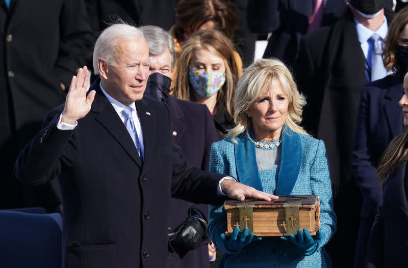 Joe Biden presta juramento como el presidente número 46 de Estados Unidos, mientras su esposa Jill Biden sostiene una biblia en Washington, EEUU