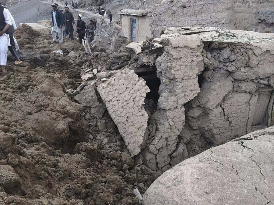 Afghan villagers gather at the site of a landslide at the Argo district in Badakhshan province, May 2, 2014. More than 2,000 people are trapped after a landslide smashed into a village in a remote mountainous area of northeastern Afghanistan on Friday, a spokesman for the local governor said, prompting a massive search and rescue effort. REUTERS/Stringer (AFGHANISTAN - Tags: DISASTER) ATTENTION EDITORS - THIS PICTURE WAS PROVIDED BY A THIRD PARTY. REUTERS IS UNABLE TO INDEPENDENTLY VERIFY THE AUTHENTICITY, CONTENT, LOCATION OR DATE OF THIS IMAGE. THIS PICTURE IS DISTRIBUTED EXACTLY AS RECEIVED BY REUTERS, AS A SERVICE TO CLIENTS. NO SALES. NO ARCHIVES. FOR EDITORIAL USE ONLY. NOT FOR SALE FOR MARKETING OR ADVERTISING CAMPAIGNS