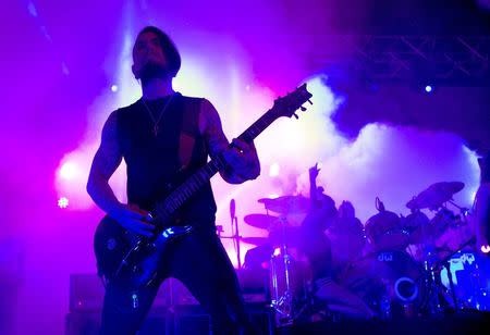 Guitarist Dave Navarro of Jane's Addiction performs at the party following the premiere of "Entourage" in Los Angeles, California June 1, 2015. REUTERS/Mario Anzuoni