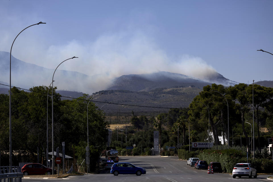 Rauch steigt von einem Waldbrand in der Nähe des Katsimidi-Gebietes auf dem Berg Parnitha auf. (Bild: dpa)