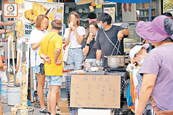 有市民當眾脫口罩進食。