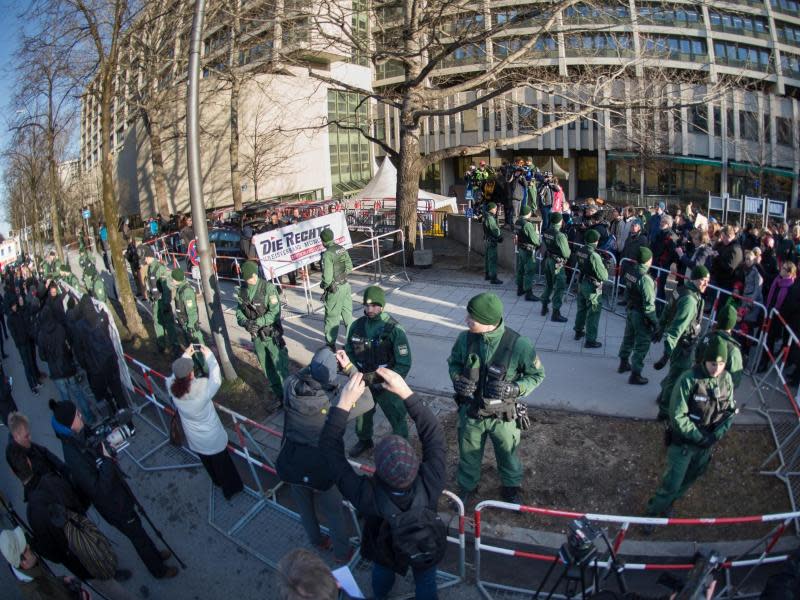 Die Polizei hielt beide Gruppen auf Distanz. Foto: Peter Kneffel