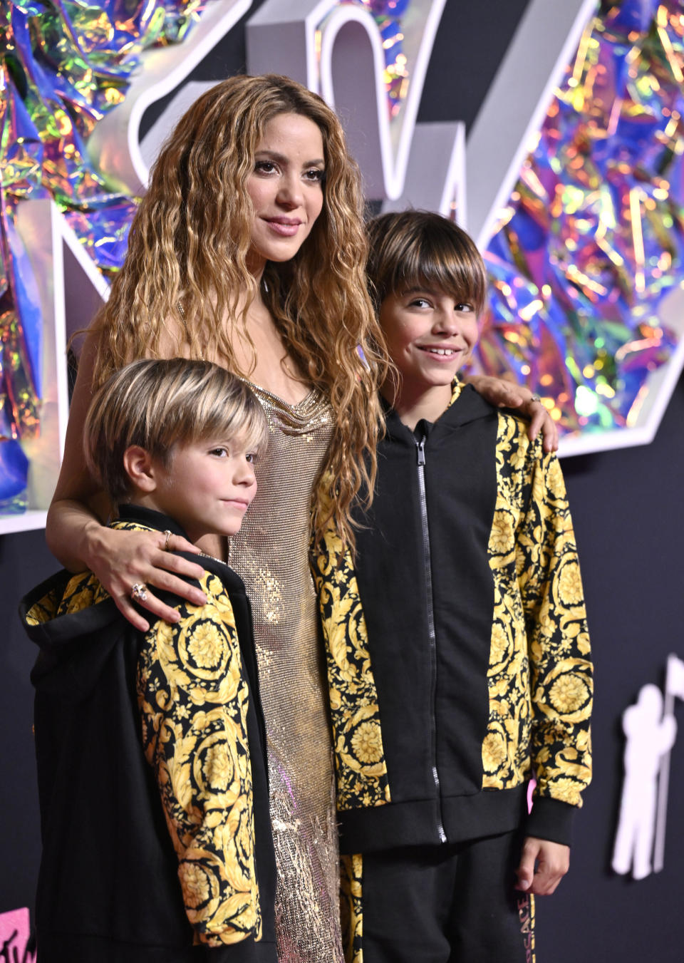 Sasha Piqué Mebarak, de ziquierda a derecha, Shakira, y Milan Piqué Mebarak llegan a los Premios MTV a los Videos Musicales el martes 12 de septiembre de 2023, en el Prudential Center en Newark, Nueva Jersey. (Foto Evan Agostini/Invision/AP)