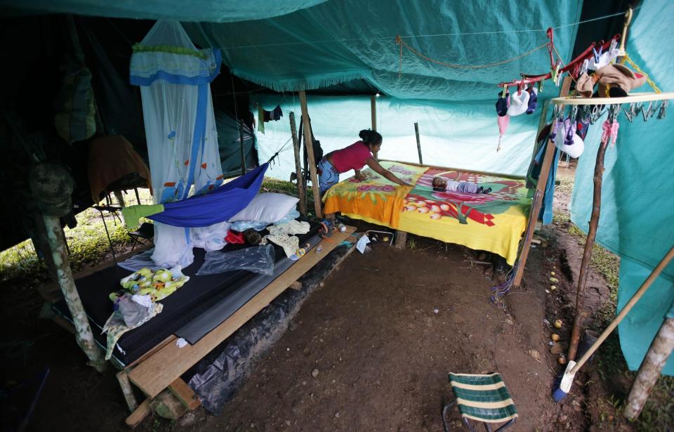 FOTOS: mujeres de las FARC cambian sus fusiles por bebés